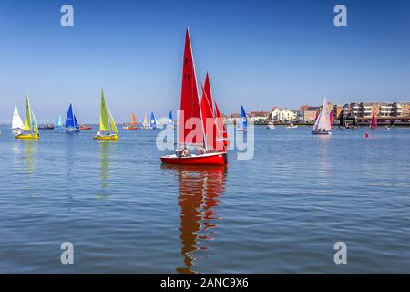 Segelboote auf dem See Lake Wilson an der Trophäe, West Kirby, Wirral Stockfoto