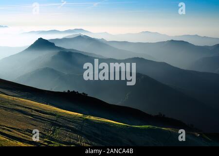 Ansicht von Sonnenaufgang vom Gipfel des Monte Generoso (1704 m, Tessin, Schweiz). Im Hintergrund sind die lombardischen Voralpen (Italien). Stockfoto