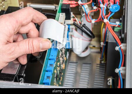 Ein Techniker montiert Komponenten einer Messeinrichtung Stockfoto