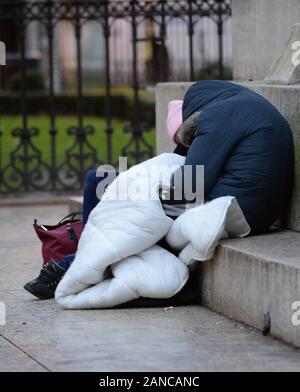 Obdachlose schlafen auf dem Sockel des Ferdinand Foch Reiterstandbild in Victoria, London. PA-Foto. Bild Datum: Donnerstag, 16. Januar 2020. Photo Credit: Nick Ansell/PA-Kabel Stockfoto