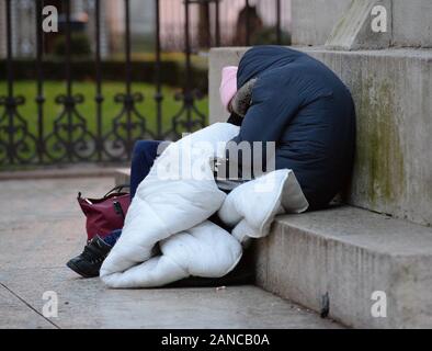 Obdachlose schlafen auf dem Sockel des Ferdinand Foch Reiterstandbild in Victoria, London. PA-Foto. Bild Datum: Donnerstag, 16. Januar 2020. Photo Credit: Nick Ansell/PA-Kabel Stockfoto