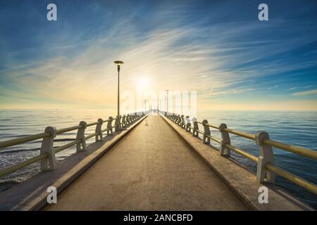 Pier oder Jetty, Fußweg, Promenade und das Meer in Forte dei Marmi bei Sonnenuntergang. Versilia Lucca Toskana Italien Stockfoto