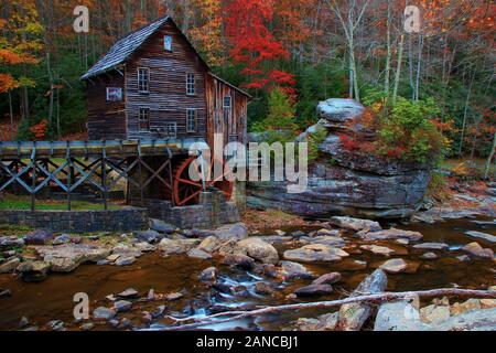 Alte Mühle am Babstock State Park in West Virginia mit Herbstfarben Stockfoto