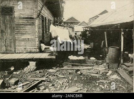 Panama und den Kanal. Manzanillo Leuchtturm Steigende über Ihnen. Einmal, ein sehr großer Mann, stehen auf den Schultern von anotherequally hoch, konnte kaum den Kopf zu thesurface anheben. 46 KONZEPT FÜR DIE LANDENGE, wenn es die trockene Jahreszeit, der Ansatz für die Landenge von der Dampfeinheit nicht ohne Schönheit. Große Massen von weissen Wolken treiben gemächlich über die grünen Hügel, die Doppelpunkt. Steigen ein über den anderen aus dem Meer - Küste. Bestaussehenden es Fett Landzungen und tiefen Buchten gesehen werden kann, und viele kleine Inseln scheinen fast zu schweben wie Schiffe uponthe blaue Wasser der Karibik. In der Ferne ist Stockfoto