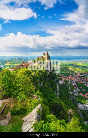 San Marino Republik, mittelalterlichen Guaita ersten Turm auf einer felsigen Klippe und Panoramablick der Romagna Stockfoto