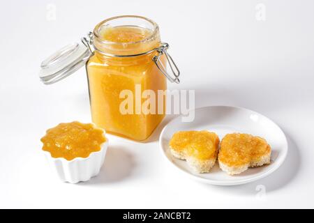 Hausgemachte köstliche Frucht Marmelade im Glas und Schüssel auf weißem Hintergrund. Kopieren Sie Platz. Von der Seite. Stockfoto