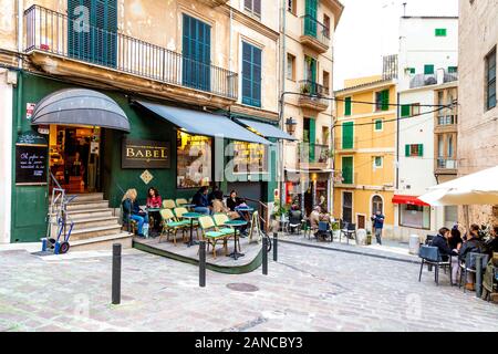 La Biblioteca de Babel und Leute sitzen im Freien auf der Carrer Arabí, Palma, Mallorca, Spanien Stockfoto