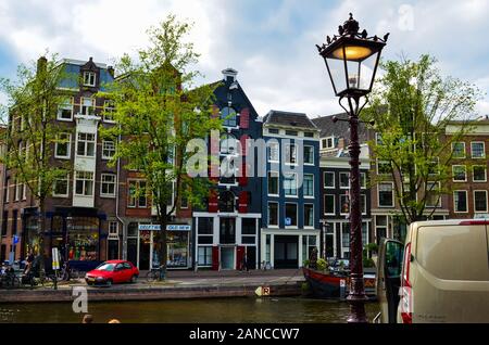 Amsterdam, Holland, August 2019. Die typischen und charmanten Häuser: Sie sind ein Symbol der Stadt, die auf einer Postkarte dargestellt ist. Mit buntem Backstein Stockfoto