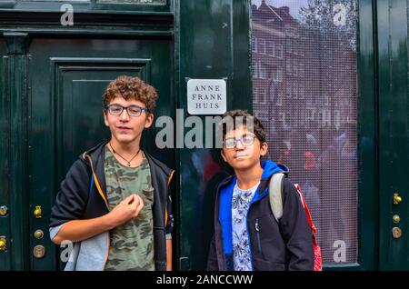 Amsterdam, Holland, August 2019. Das Anne Frank Haus ist ein Reiseziel für viele Touristen: die Menschenmenge in der Straße, ist bemerkenswert. Zwei junge Menschen stehen Stockfoto