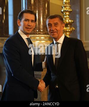 Prag, Tschechische Republik. 16 Jan, 2020. Der tschechische Premierminister Andrej Babis (R) begrüßt der österreichische Kanzler Sebastian Kurz in Prag, der Tschechischen Republik, Jan. 16, 2020. Die Ministerpräsidenten der so genannten Visegrad-Gruppe (V4) der Mitgliedstaaten sowie dem österreichischen Bundeskanzler hier tagte am Donnerstag unter der tschechischen Präsidentschaft der V4-Migration, Energie und andere Themen zu diskutieren. Credit: Dana Kesnerova/Xinhua/Alamy leben Nachrichten Stockfoto