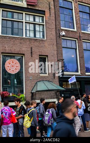 Amsterdam, Holland, August 2019. Das Anne Frank Haus ist ein Reiseziel für viele Touristen: die Menschenmenge in der Straße, ist bemerkenswert. Stockfoto