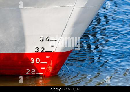 Rote und weiße Schiff Rumpf mit Wasserlinie und Entwurf Maßstab messen. Stockfoto