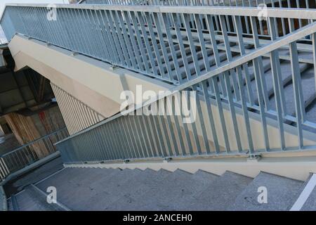 Beton Treppe mit Geländer aus Metall Abfahrt von der Brücke. Unten. Stockfoto