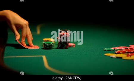 Weibliche Hände an Karten suchen, verlieren Kombination im Poker bluffen, Pech Stockfoto
