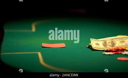 Karten Geld und Casino Chips am grünen Tisch, Illusion von Easy Win, Glücksspiel Stockfoto