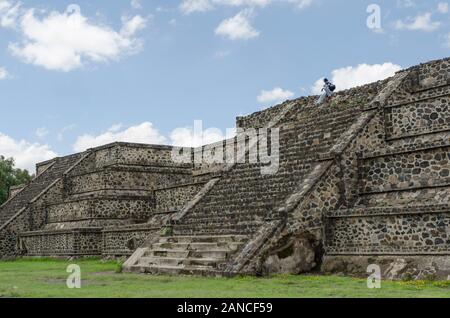 Plattformen entlang der Avenue der Toten mit den talud - tablero architektonischen Stil, in Teotihuacan, einer alten mittelamerikanischen Stadt in einem Unterverzeichnis va Stockfoto