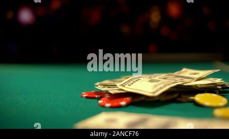 Poker chips und Dollar liegen auf grünen Tisch, Poker und Blackjack Casino Spiele Stockfoto