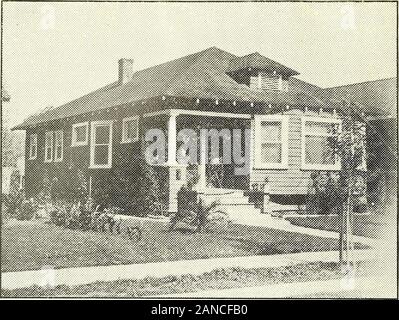 Der Plan Buch des Amerikanischen Wohnungen: Eine Zusammenstellung der ursprünglichen home Designs, vor, der dem tatsächlichen fotografische Fassaden und Grundrisse der preisgünstige Bungalows, Cottages, Wohnsitze. Komplette Pläne und Spezifikationen für die Verwendung von Denison Load-Bearing Fliesen, unter Wilson-System Lager Wandkonstruktion für $ 30 lizenziert. BUNGALOWS, Ferienwohnungen, Residenzen. Stockfoto