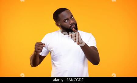 Junger Mann zeigenden Finger Kamera gereizt, Gangster bedrohlich, Warnschild Stockfoto