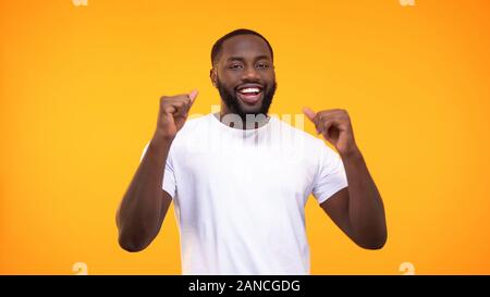 Happy african american man tanzen auf gelben Hintergrund, Erfolg feiern. Stockfoto