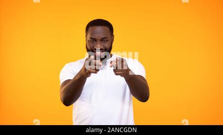 Zuversichtlich afro-amerikanischer Mann Pointing Finger Kamera, Wahl Geste, flirten Zeichen Stockfoto