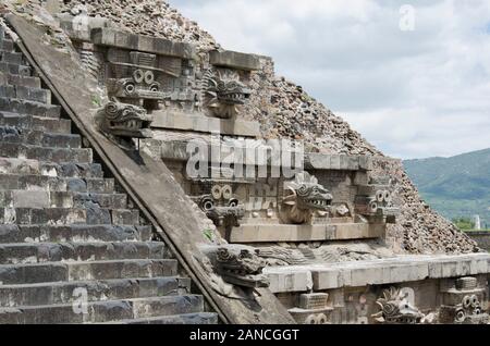 Tempel der gefiederten Schlange Quetzalcoatl, in Teotihuacan, einer prehispanic Mesoamerikanischen Stadt im Tal von Mexiko Stockfoto