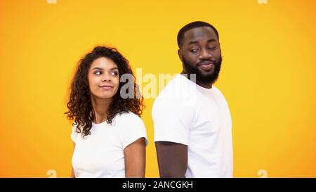 Junge schwarze Mann und Frau einander Rücken an Rücken, Zuneigung Stockfoto