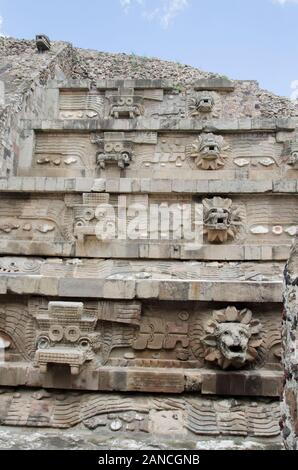 Details der Tempel der gefiederten Schlange Quetzalcoatl, in Teotihuacan, einer prehispanic Mesoamerikanischen Stadt im Tal von Mexiko Stockfoto