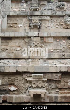 Details der Tempel der gefiederten Schlange Quetzalcoatl, in Teotihuacan, einer prehispanic Mesoamerikanischen Stadt im Tal von Mexiko Stockfoto