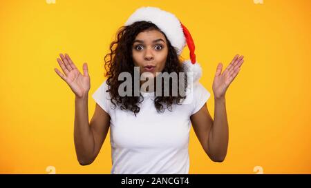 Erstaunt afro-amerikanische Frau mit neuen Jahren Verkauf überrascht, urlaub Rabatt Stockfoto