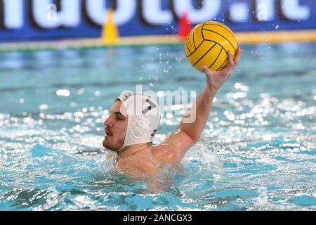 Cuneo, Italien. Am 4. Januar, 2020. Cuneo, Italien, 04. Jan 2020, Tamas sedlmayer (Ungarn) beim Internationalen viereckigen - Ungarn vs Griechenland - Wasserball Internationale Teams - Credit: LM/Claudio Benedetto Credit: Claudio Benedetto/LPS/ZUMA Draht/Alamy leben Nachrichten Stockfoto