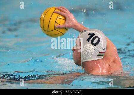 Cuneo, Italien. Am 4. Januar, 2020. Cuneo, Italien, 04. Jan 2020, Adam Nagy (Ungarn) beim Internationalen viereckigen - Ungarn vs Griechenland - Wasserball Internationale Teams - Credit: LM/Claudio Benedetto Credit: Claudio Benedetto/LPS/ZUMA Draht/Alamy leben Nachrichten Stockfoto