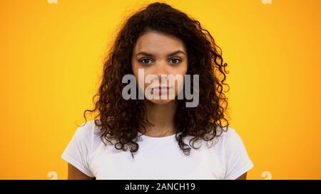 Wütend schwarzes Weibchen suchen in Kamera auf hellen Hintergrund, Uneinigkeit Gefühl Stockfoto
