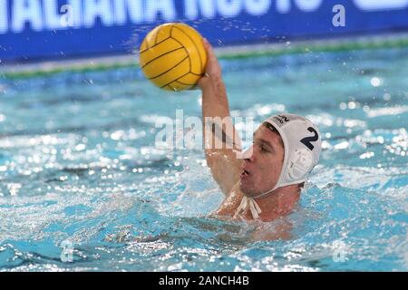 Cuneo, Italien. Am 4. Januar, 2020. Cuneo, Italien, 04. Jan 2020, Daniel angyal (Ungarn) beim Internationalen viereckigen - Ungarn vs Griechenland - Wasserball Internationale Teams - Credit: LM/Claudio Benedetto Credit: Claudio Benedetto/LPS/ZUMA Draht/Alamy leben Nachrichten Stockfoto