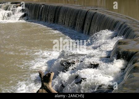 Wasserfall über dem Damm am Baldwin Lake in Cuyahoga County, Ohio, USA Stockfoto