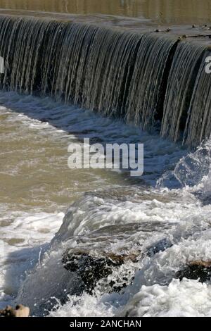 Wasserfall über Dam bei Baldwin See im Cuyahoga County, Ohio Stockfoto