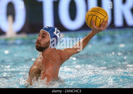 Cuneo, Italien. Am 4. Januar, 2020. Cuneo, Italien, 04. Jan 2020, Angelos vlachopoulos (Griechenland) beim Internationalen viereckigen - Ungarn vs Griechenland - Wasserball Internationale Teams - Credit: LM/Claudio Benedetto Credit: Claudio Benedetto/LPS/ZUMA Draht/Alamy leben Nachrichten Stockfoto