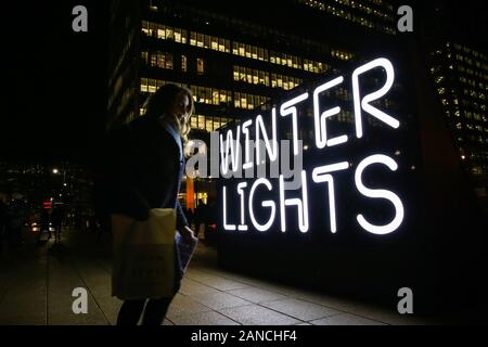 London, USA. 16 Jan, 2020. Winter Licht Zeichen ist während der Eröffnung Tag der Canary Wharf Winter Licht Festival in den Docklands, London gesehen. Das festival für die Öffentlichkeit geöffnet ist täglich bis zum 25. Januar 2020 Von 4:00 bis 22:00 Uhr. Quelle: Steve Taylor/SOPA Images/ZUMA Draht/Alamy leben Nachrichten Stockfoto