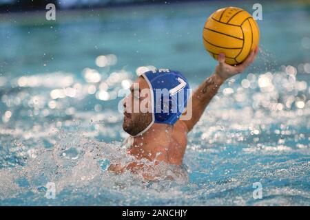 Cuneo, Italien. Am 4. Januar, 2020. Cuneo, Italien, 04. Jan 2020, Konstantinos gkiouvetsis (Griechenland) beim Internationalen viereckigen - Ungarn vs Griechenland - Wasserball Internationale Teams - Credit: LM/Claudio Benedetto Credit: Claudio Benedetto/LPS/ZUMA Draht/Alamy leben Nachrichten Stockfoto