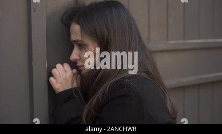Frau klopft an der Tür und bitten um Hilfe, hilflos, Gewalt Opfer Stockfoto