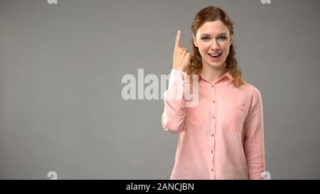 Dame sprach ich in Gebärdensprache verstehen, Lehrer zeigen Wörter in asl Lektion Stockfoto