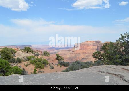 Frühsommer in Utah: Blick auf den Shafer Canyon in der Nähe des Colorado River auf der Insel im Sky District des Canyonlands National Park Stockfoto