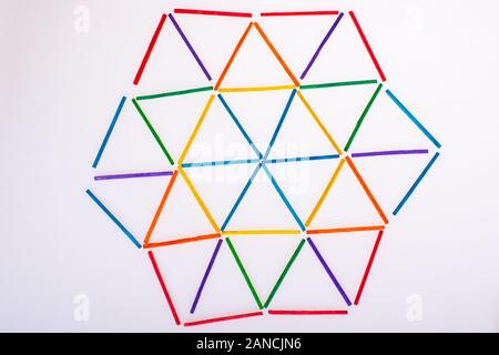 Geometrische Figuren Dreiecke mit bunten Sticks gebildet Stockfoto