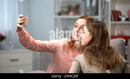 Zwei junge Frau unter selfie von Smartphone, weiblichen Freunde, Freizeitaktivitäten, Technologie Stockfoto