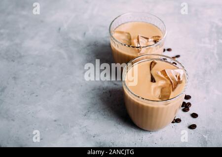 Eiskaffee mit Vanille, Kardamom Mandelmilch am grauen Stein Hintergrund Stockfoto