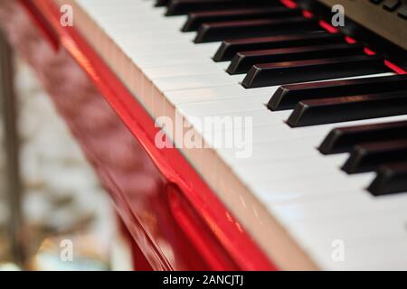 Musikinstrument - Klavier. Blick von der Seite. Close Up. Stockfoto