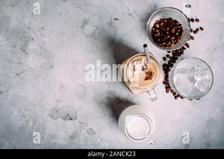 Eiskaffee mit Milch in vintage Glas mit Zutaten Stockfoto