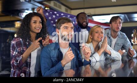 American sport Fans Unterstützung nationaler Team beobachten Turnier in der Sport Bar Stockfoto