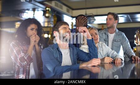 Gruppe von Freunden beobachten Sportprogramm in bar, verärgert über das verlieren Spiel, Niederlage Stockfoto