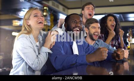 Gerne Freunde Sport Fernsehen in bar, voll Freude, gewinnendes Spiel, Freizeit Aktivität Stockfoto